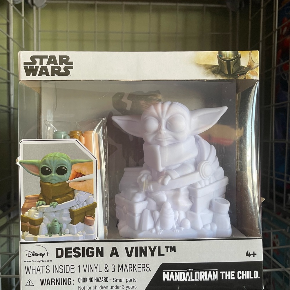 STAR WARS- ‘Design a Vinyl’ Mandalorian craft figurine.